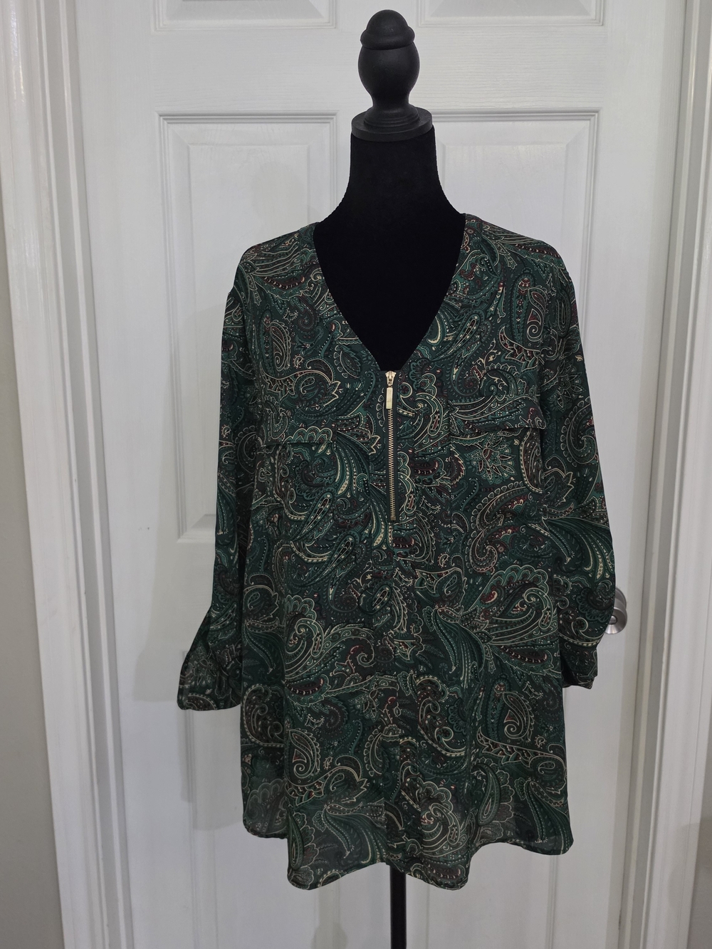 NWT Cato Green Paisley V‑Neck Zip Tunic Blouse